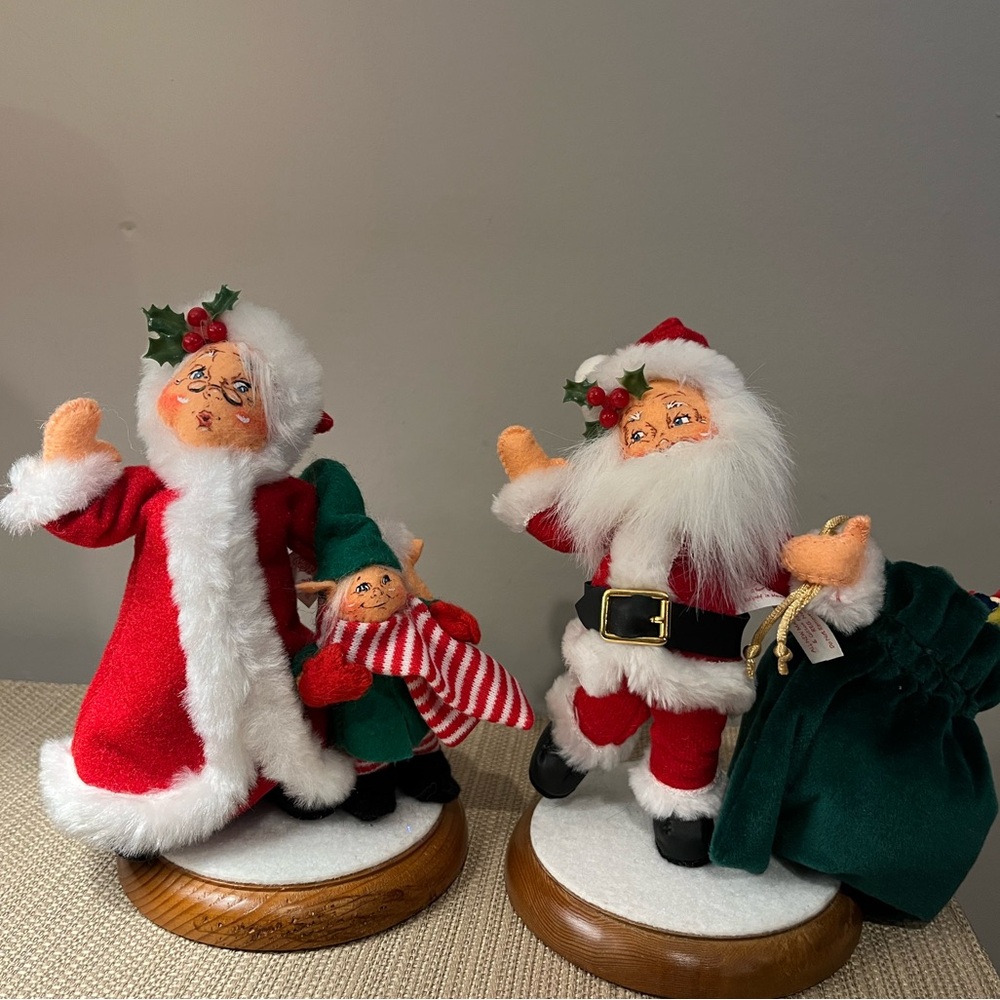 Annalee 2002 Santa & Mrs Claus on wooden bases. Excellent condition. 7 1/2” tall